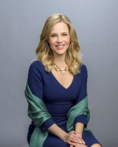 Julie Benz stars as Meredith Rossman in Hallmark's CHARMING CHRISTMAS | © 2015 Hallmark Channel