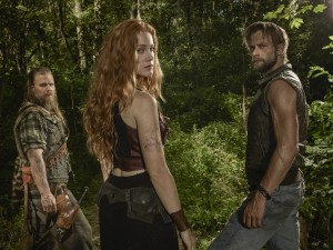 Joe Anderson as Asa, Gillian Alexy as G'winveer and Ryan Hurst as Lil Foster in OUTSIDERS | © 2016 WGN