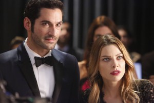 Tom Ellis as Lucifer and Lauren German as Detective Chloe Decker in Fox's new series LUCIFER | © 2016 FOX