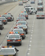 The infamous white bronco chase during THE PEOPLE V. OJ SIMPSON | © 2016 FX
