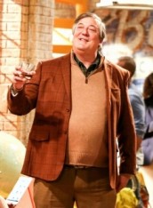Stephen Fry in THE GREAT INDOORS | © 2016 CBS