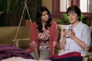 ndrea Navedo as Xo and Ivonne Coll as Alba in JANE THE VIRGIN | © 2017 The CW/Michael Desmond