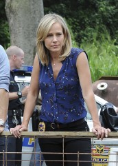 Julie Benz stars in the new CBS series TRAINING DAY | © 2017 CBS