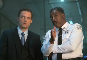 Ernie Hudson stars as Sgt Ed Conrad and Justin Kirk as Gideon Reed in APB | © 2017 Fox/Adrian Burrows