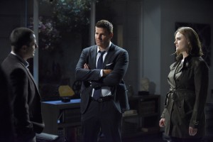 Guest star Timothy Sanders Guinee, David Boreanaz and Emily Deschanel in BONES "The Hope in the Horror" | © 2017 Ray Mickshaw/FOX