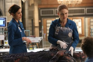 Michaela Conlin and Emily Deschanel in BONES "The Nightmare Within the Nightmare" | © 2017 Patrick McElhenney/FOX