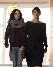 Carrie-Anne Moss and Krysten Ritter in JESSICA JONES | © 2017 Netflix