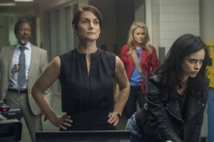 Carrie-Anne Moss and Krysten Ritter in JESSICA JONES | © 2017 Netflix