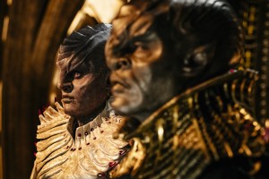 Mary Chieffo as L'Rell and Chris Obi as T'Kuvma in STAR TREK: DISCOVERY – Season 1 - "Battle at the Binary Stars" | © 2017 CBS Interactive. All Rights Reserved/ Jan Thijs