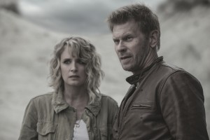 Samantha Smith as Mary Winchester and Mark Pellegrino as Lucifer in SUPERNATURAL - Season 13 - "Rising Sun" | © 2017 The CW Network, LLC. All Rights Reserved/Jack Rowand