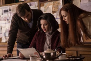 Richard Rankin is Roger Wakefield), Caitriona Balfe is Claire Randall Fraser Sophie Skelton is Brianna in OUTLANDER - Season 3 | ©2017 Starz