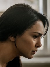 Nazanin Boniadi as Clare in COUNTERPART | © 2018 Starz