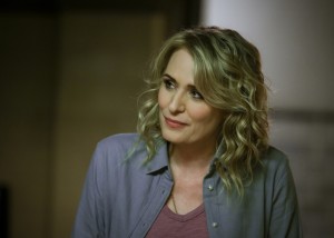 Samantha Smith as Mary Winchester in SUPERNATURAL - Season 14 - "Game Night"| ©2019 The CW Network, LLC/Diyah Pera