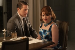 Sam Jaeger as Rob; Ginnifer Goodwin as Beth Ann in WHY WOMEN KILL - Season 1 - "I Found Out What The Secret To Murder Is: Friends. Best Friends." | ©2019 CBS Interactive/Aaron Epstein
