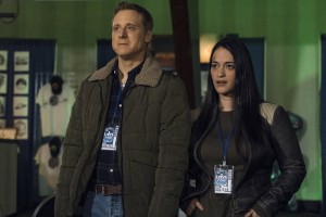 RESIDENT ALIEN -- "Welcome Aliens" Episode 109 -- Pictured: (l-r) Alan Tudyk as Harry Vanderspeigle, Sara Tomko as Asta Twelvetrees -- (Photo by: James Dittiger/SYFY)