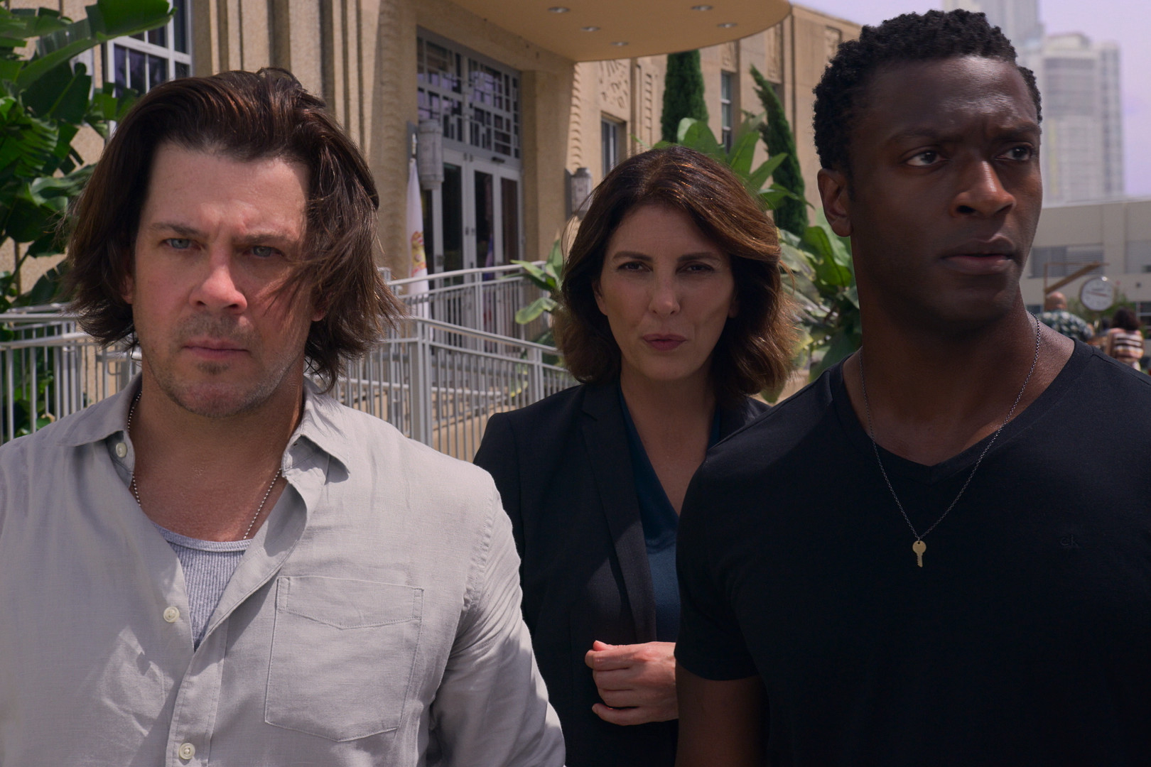 LEVERAGE REDEMPTION Actors Noah Wyle and Gina Bellman on the heist