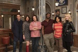 Noah Wyle, Gina Bellman, Christian Kane, Aldis Hodge, Aleyse Shannon and Beth Reisgraf in LEVERAGE: REDEMPTION | ©2021 Electric Entertainment