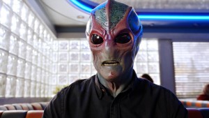 Alan Tudyk as Alien Harry in RESIDENT ALIEN - Season 2 - "The Wire" |©2022 Syfy/James Dittiger