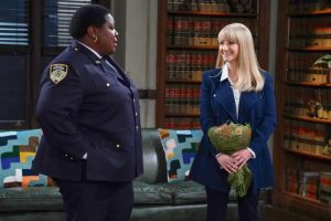 Lacretta as Gurgs and Melissa Rauch as Abby Stone in NIGHT COURT - Season 2 - "A Crime of Fashion" | ©2023 NBC / Nicole Weingart