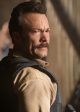 Kyle Schmid as Mike Franks in NCIS: ORIGINS - Season 1 - "Vivo o Muerto" | ©2025 CBS/Robert Voets